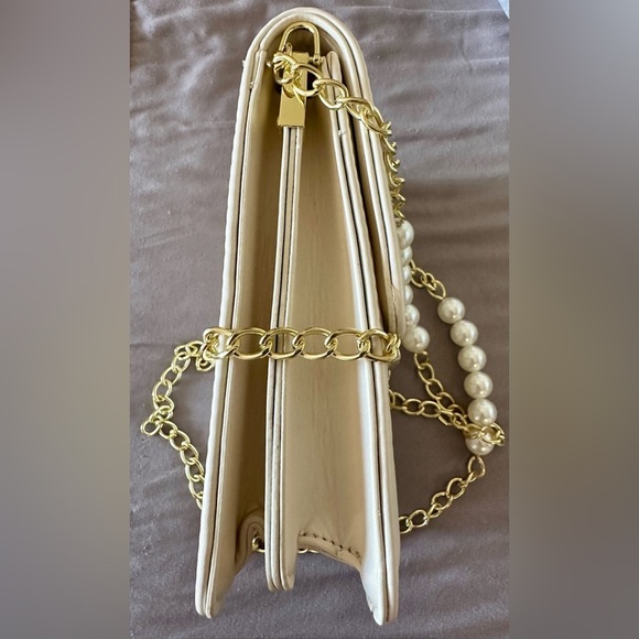 🤍✨ Cream Quilted Crossbody • Pearl Handle & Gold Chain • New Mini Chic Purse ✨ - Picture 5 of 7